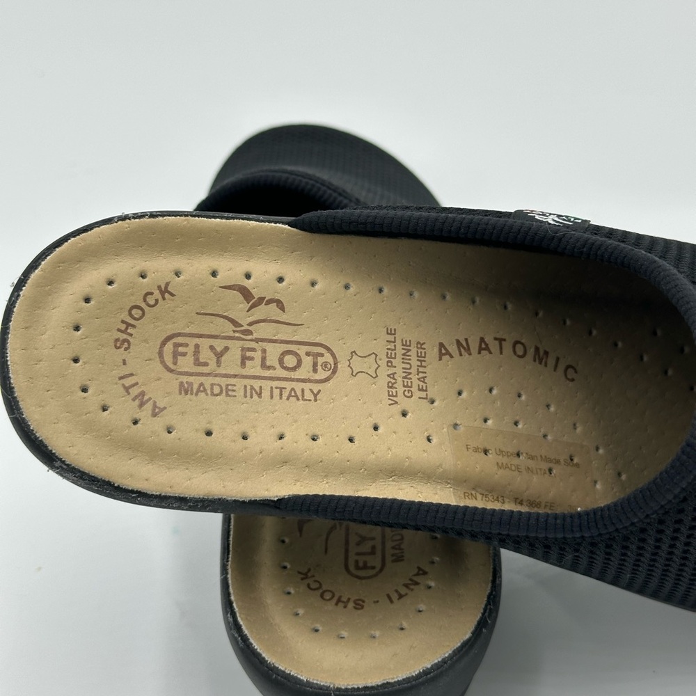Fly Flot black mesh slip-on clogs with anti- shock anatomic features. Size 39/8 - Picture 4 of 10